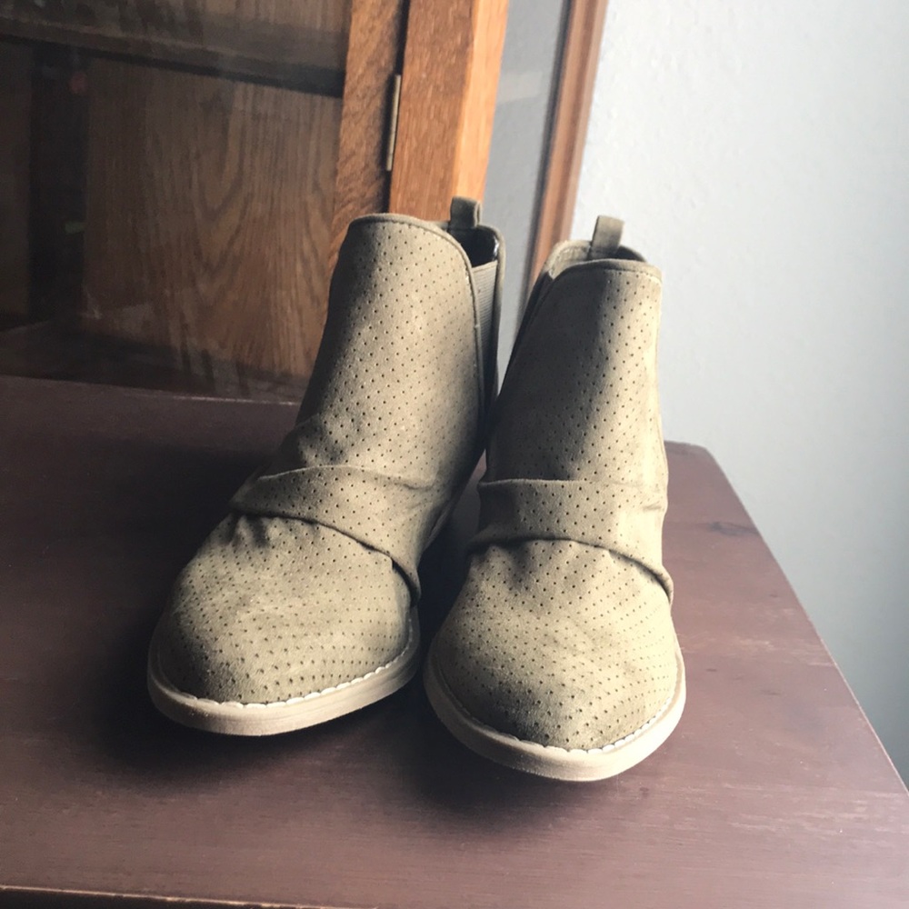 Ankle Boot - Picture 3 of 5